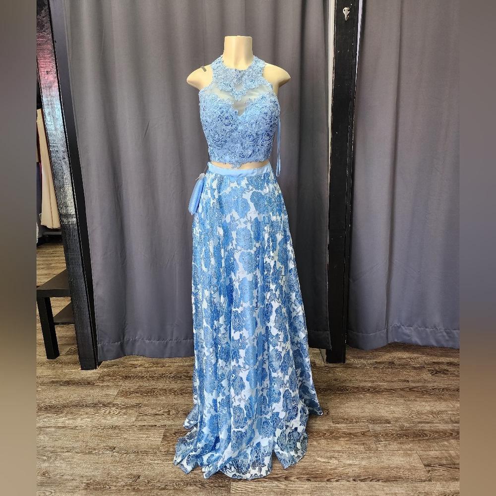 Two Piece Dress with Embroidery Detials and Pockets Size 12